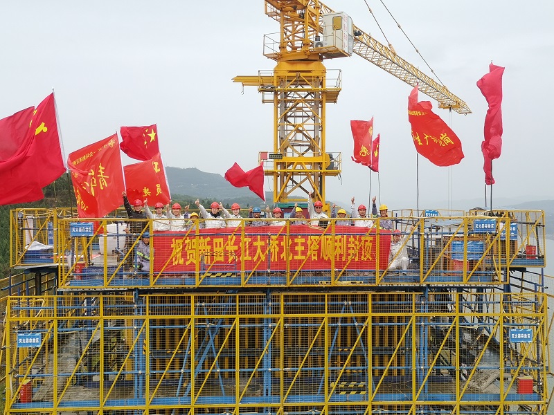 3、建设者庆祝大桥封顶.jpg