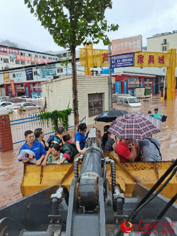 人民网报道：“我们是附近修路的央企，莫慌！”