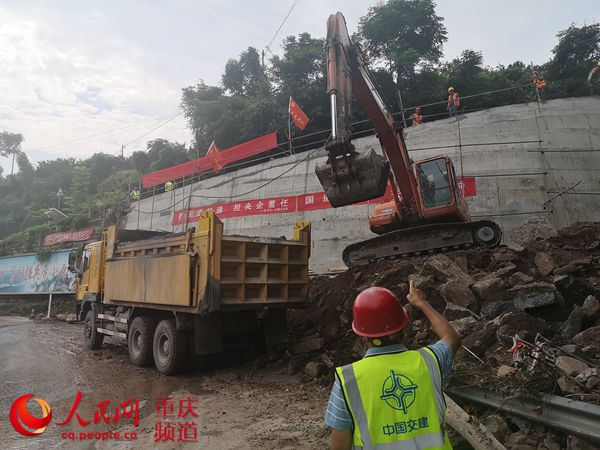 人民网报道；“路抢通啦，我们果农高兴惨了！”