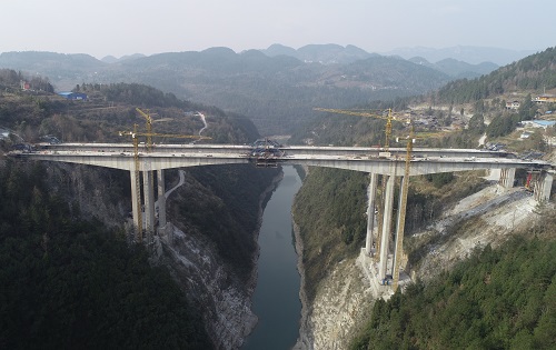 主跨160米！沿印松高速最大跨径连续刚构桥顺利合龙3.jpg